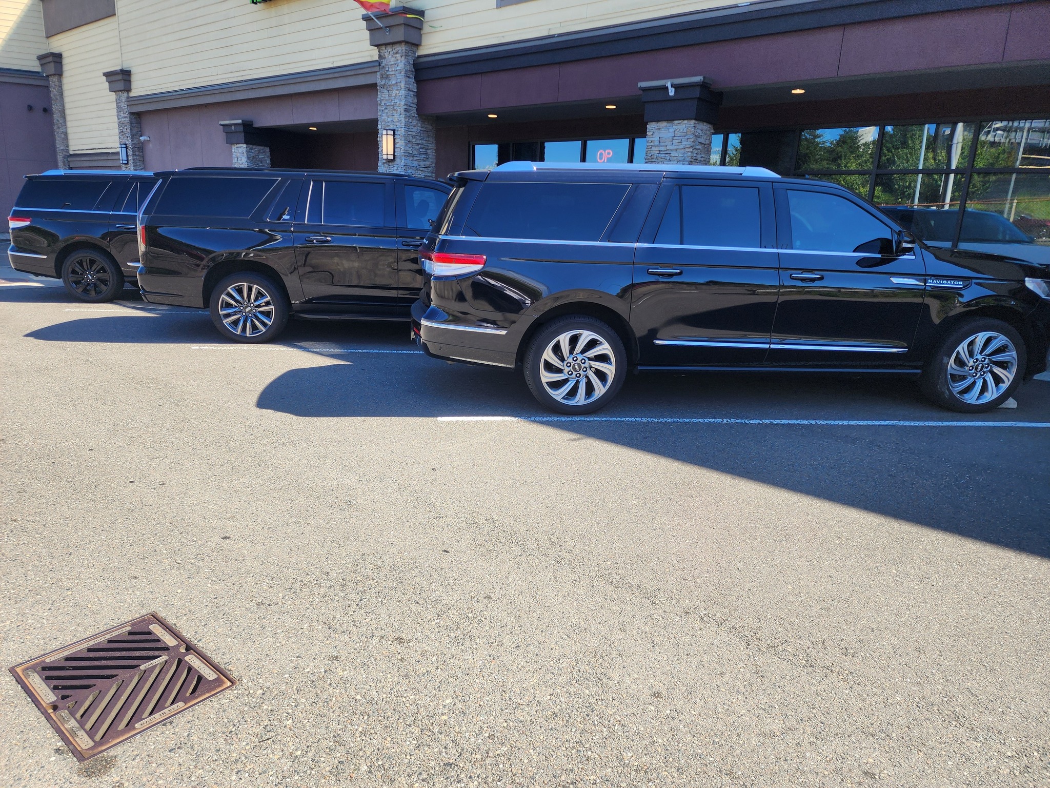 Discover how airport black car services offer luxury comfort safety and reliable airport transportation for business and leisure travelers