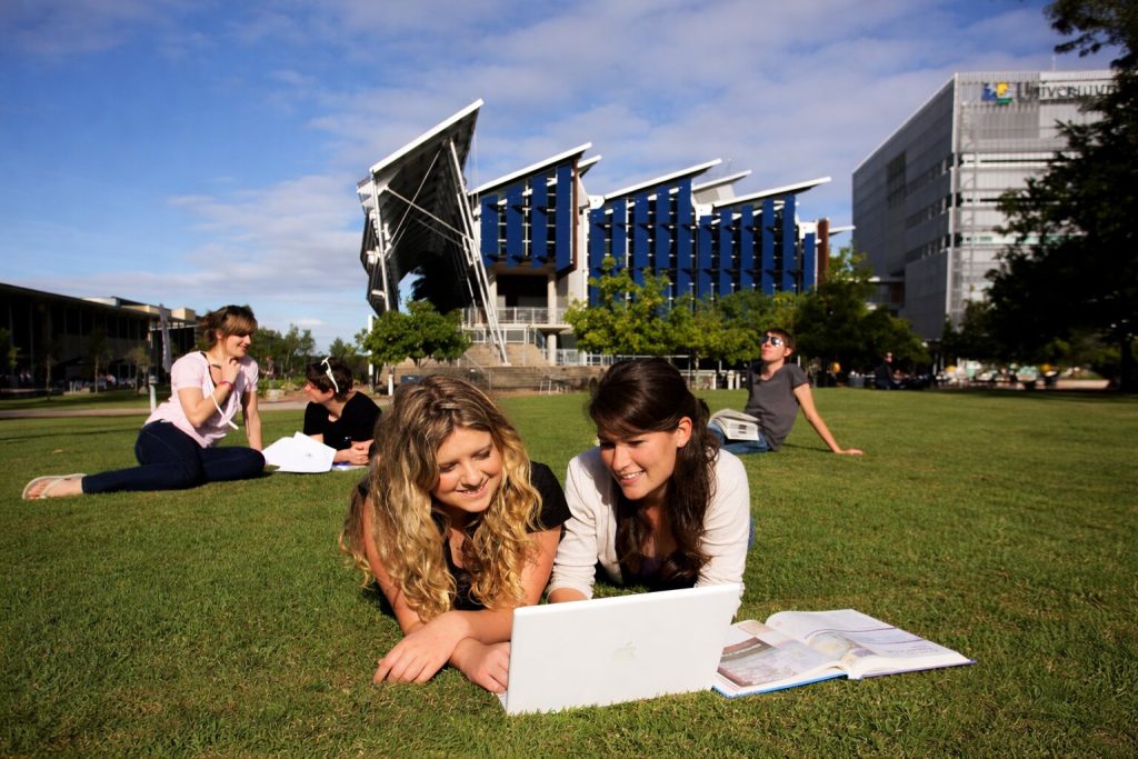 Craft Thesis Statements that Hook Every Reader